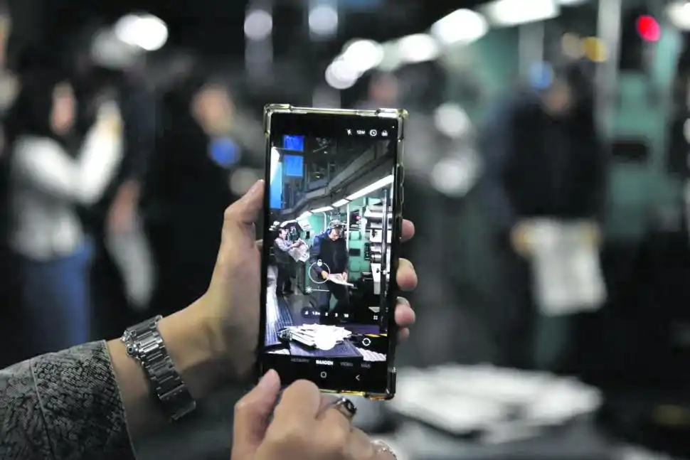 EL REGISTRO. El paseo por la planta y la tarea quedan grabados en imágenes del celular.