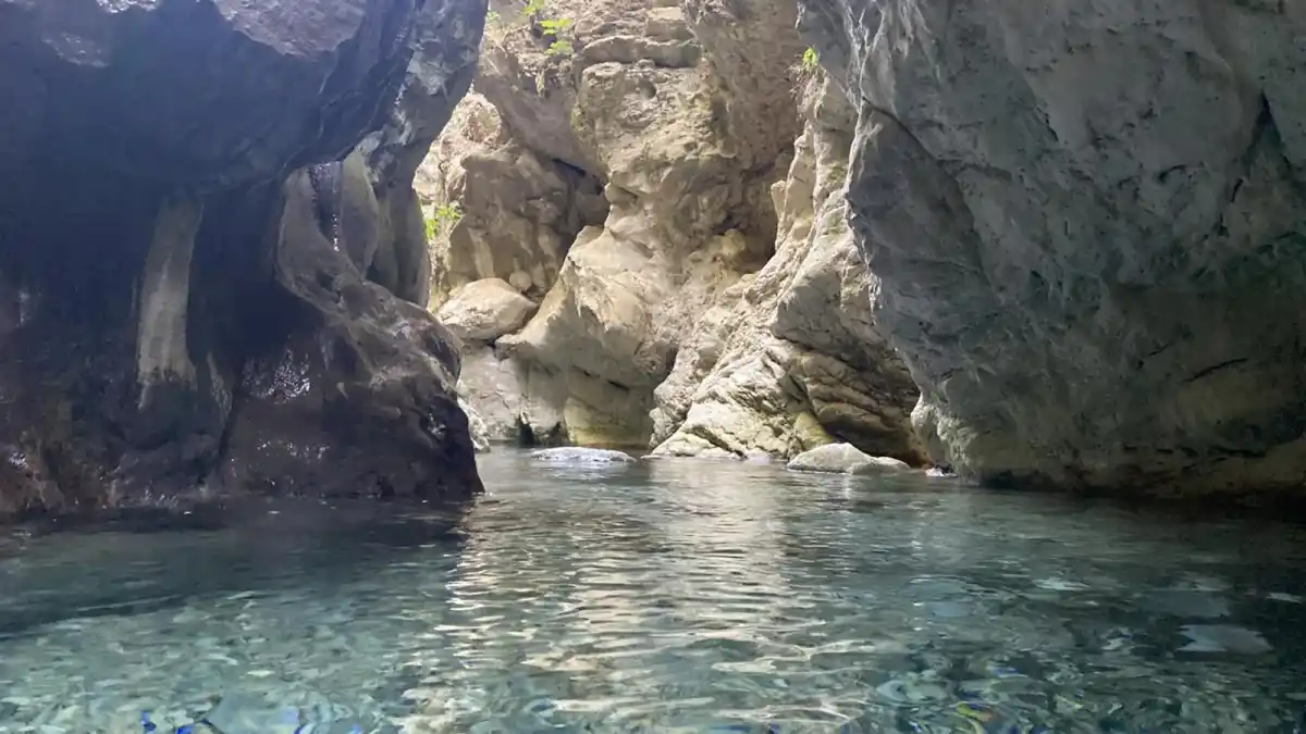 La ruta de senderismo que sorprende con aguas cristalinas y formaciones rocosas únicas
