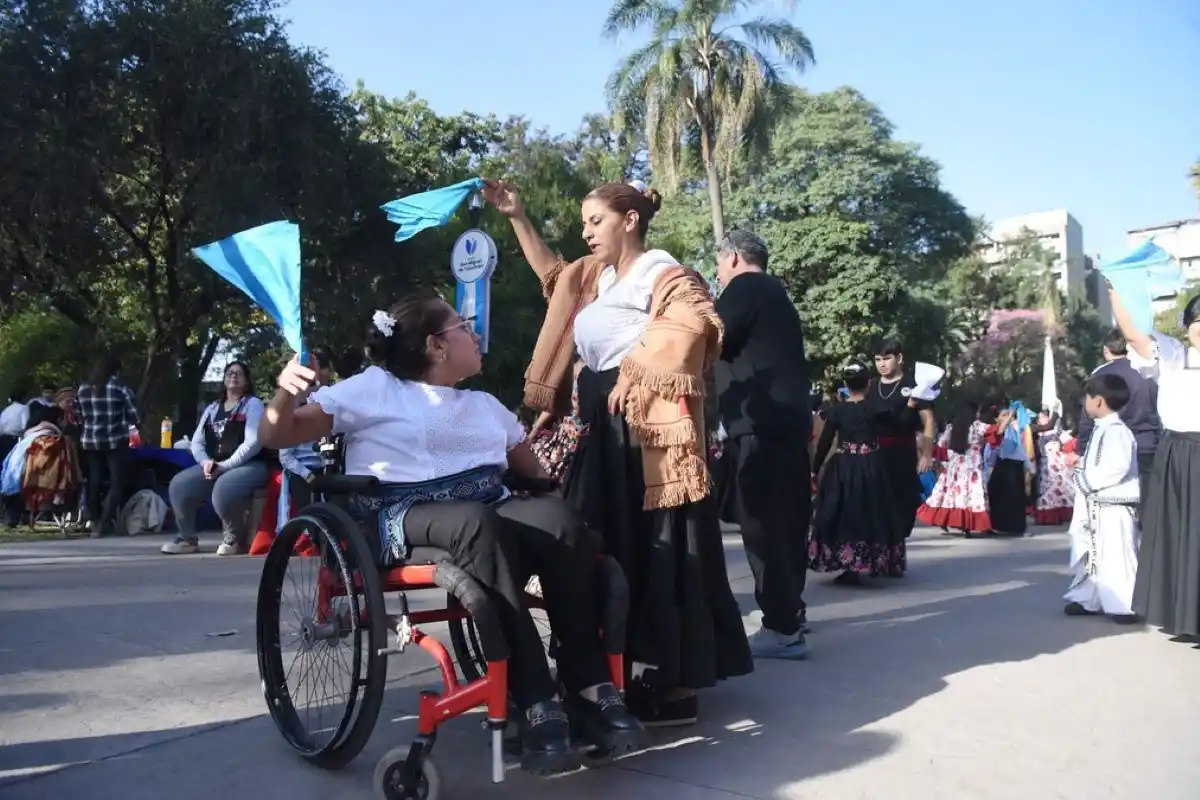 CON ALEGRÍA. Florencia y Norma bailan la zamba, “Mujer, niña y amiga”.