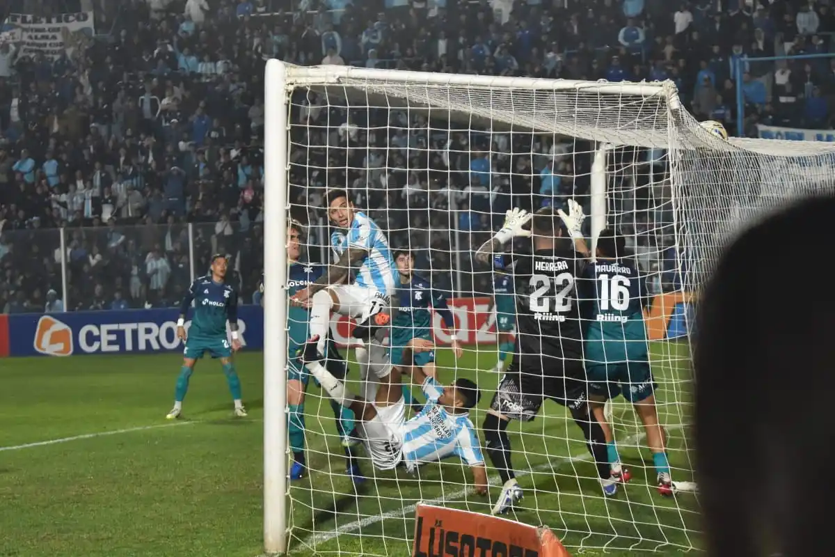 EL MOMENTO JUSTO. Adrián Sánchez marca el tercero para la goleada a Talleres.