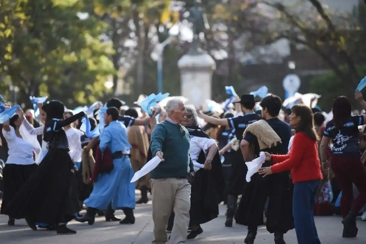PAÑUELOS AL VIENTO. Bailarines y vecinos coparon Barrio Sur al ritmo de la zamba.