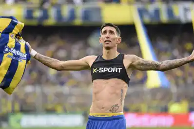 Di María hizo historia en el clásico rosarino: mirá el golazo de tiro libre frente a Newells
