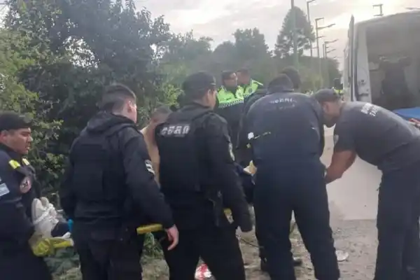 Ocho horas de tensión: un hombre se arrojó de un puente en Tafí Viejo