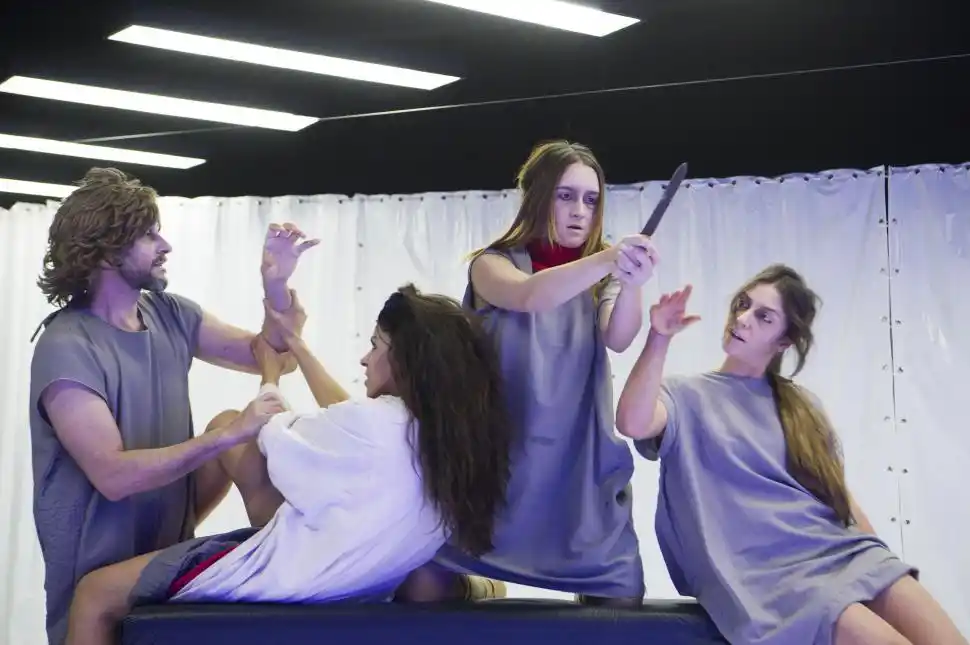 ÚLTIMA FUNCIÓN. “Marat-Sade” se despide en la sala Orestes Caviglia.