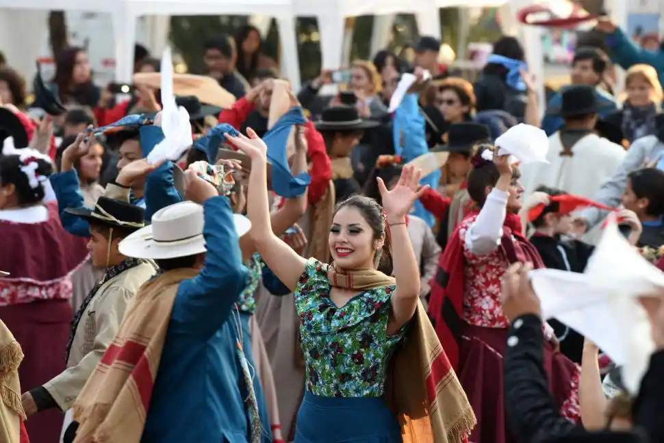 PAÑUELOS AL VIENTO. Cada Paseo de la Zamba convoca a cientos de folcloristas tucumanos.
