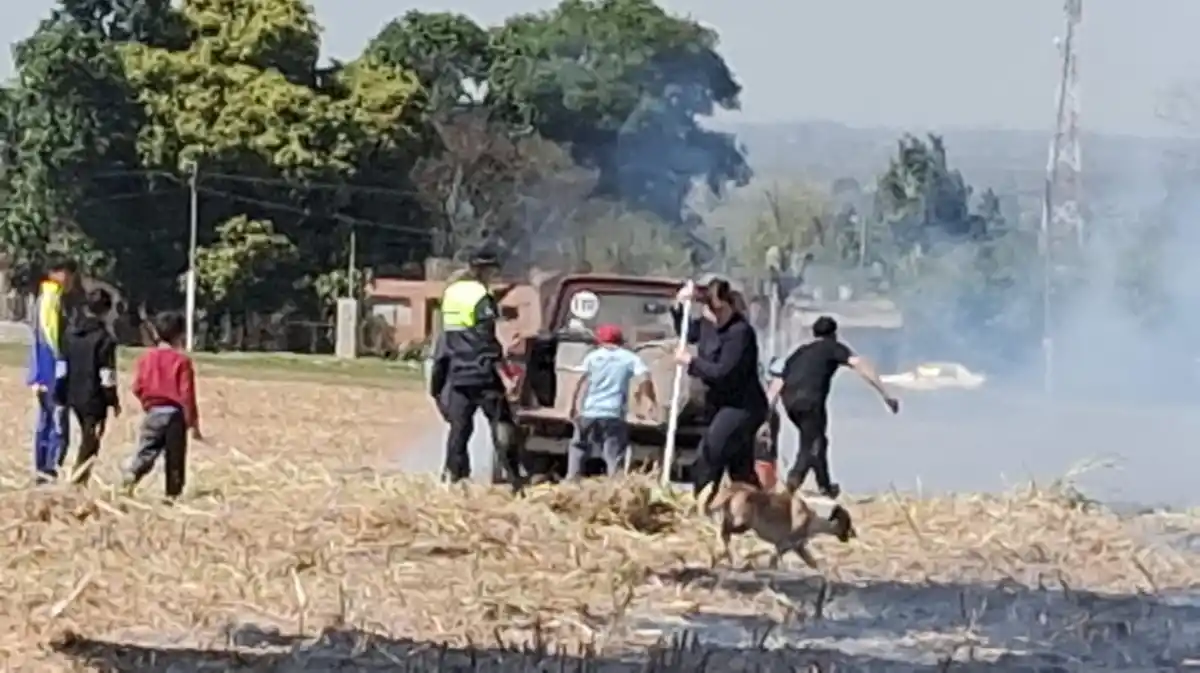 Vecinos ayudan a controlar quema de rastrojos cerca del barrio Toledo en San Pablo