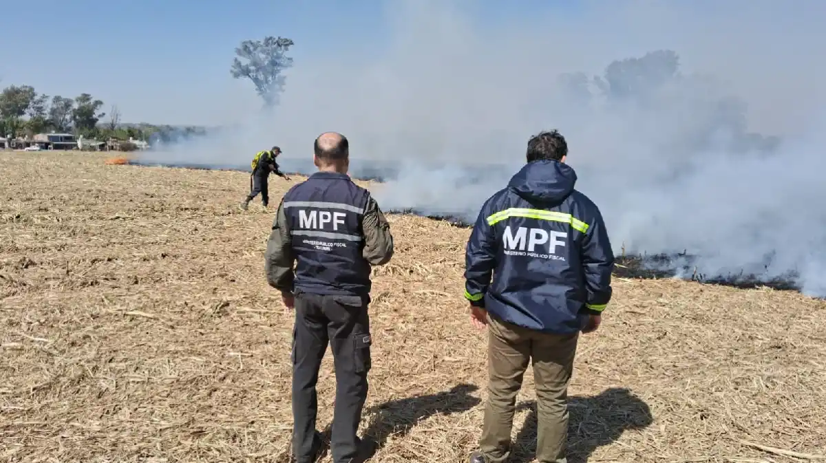 Vecinos ayudan a controlar quema de rastrojos cerca del barrio Toledo en San Pablo