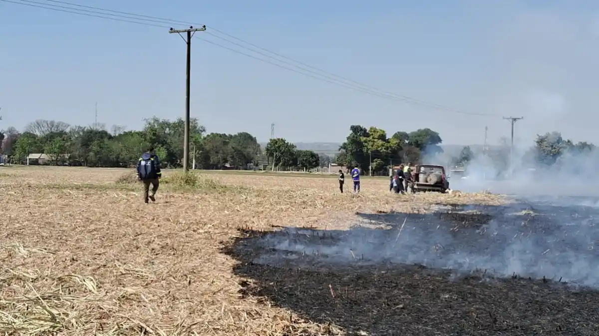 Vecinos ayudan a controlar quema de rastrojos cerca del barrio Toledo en San Pablo