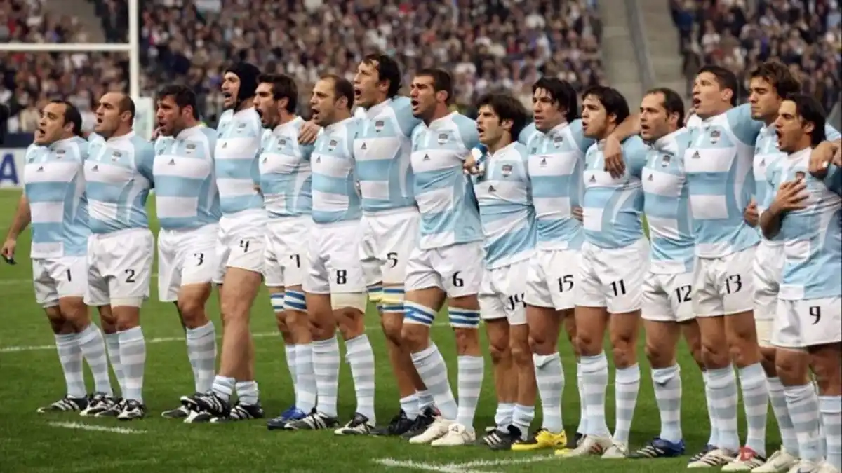 ESPERANZAS. El plantel completo cantando el Himno antes de empezar un partido en el mundial de Francia 2007. Argentina logró un bronce histórico, su mejor resultado en el certamen mayor.