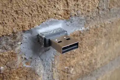 Dead Drops: ¿de qué se tratan los pendrives misteriosos en diferentes lugares alrededor del mundo?