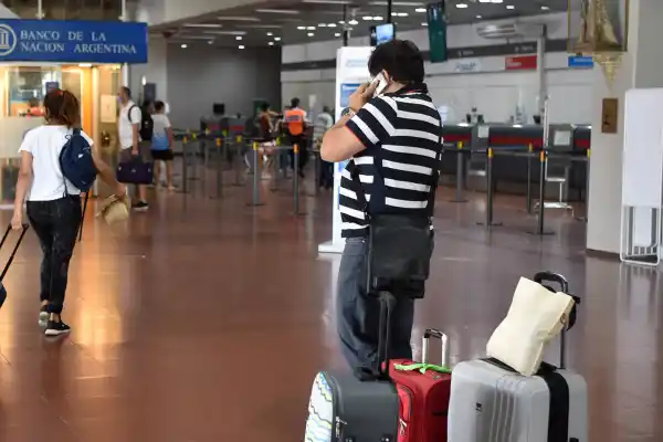 REPROGRAMACIONES. Las empresas aéreas pidieron a sus pasajeros revisar el estado de sus vuelos desde la web.