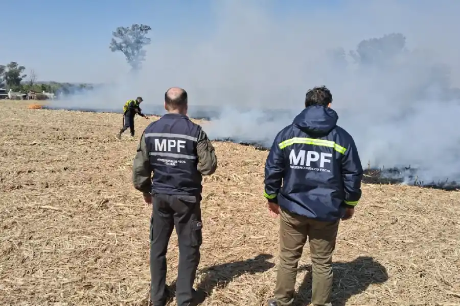 Vecinos ayudan a controlar quema de rastrojos cerca del barrio Toledo en San Pablo