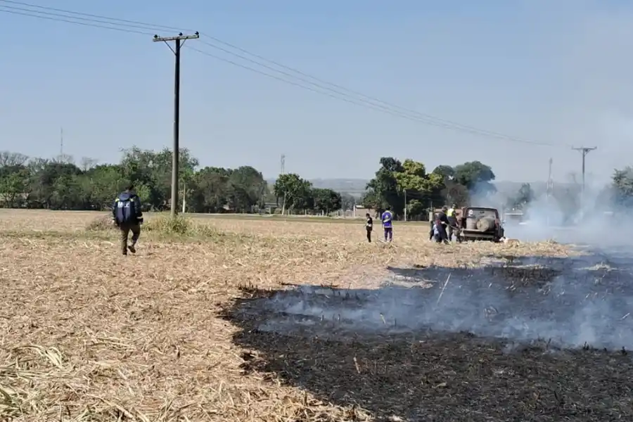 Vecinos ayudan a controlar quema de rastrojos cerca del barrio Toledo en San Pablo