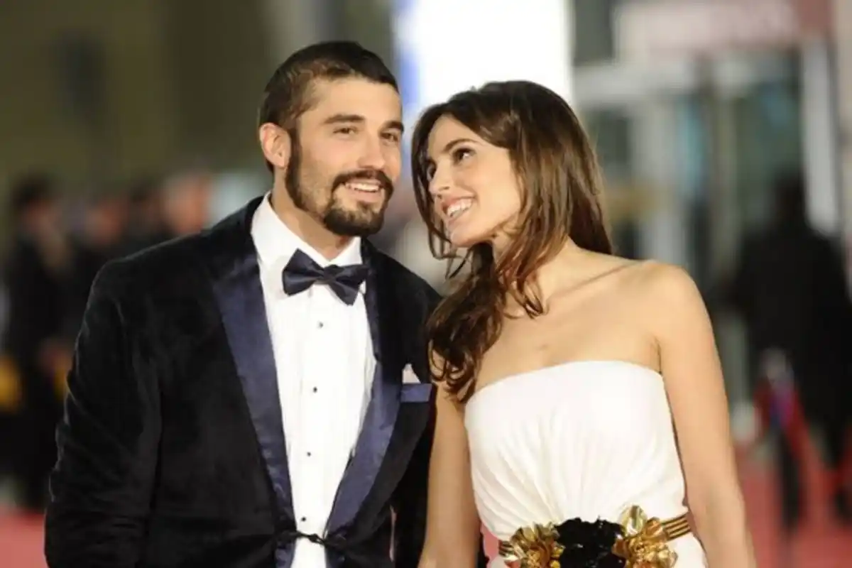 UNA HISTORIA DE AMOR. Verónica Echegui y Álex García durante la Gala de los Goya 2012. (Gtres)