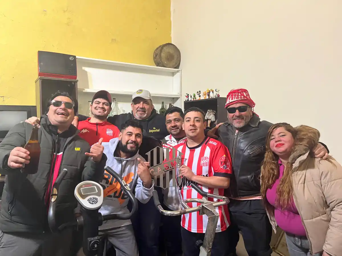 Un sueño que no se apaga: la peña Mariano Campodónico pinta de rojo y blanco a Buenos Aires