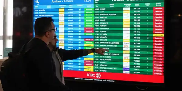 Vuelos cancelados y demorados: el paro de los controladores aéreos se extiende