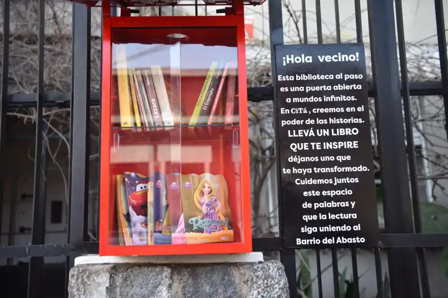 CAMBIO DE ROL. Aunque Fernando se imaginó que la vitrina podría ser un botiquín para su hogar, pronto cambió de idea. LA GACETA/ FOTO DE OSVALDO RIPOLL