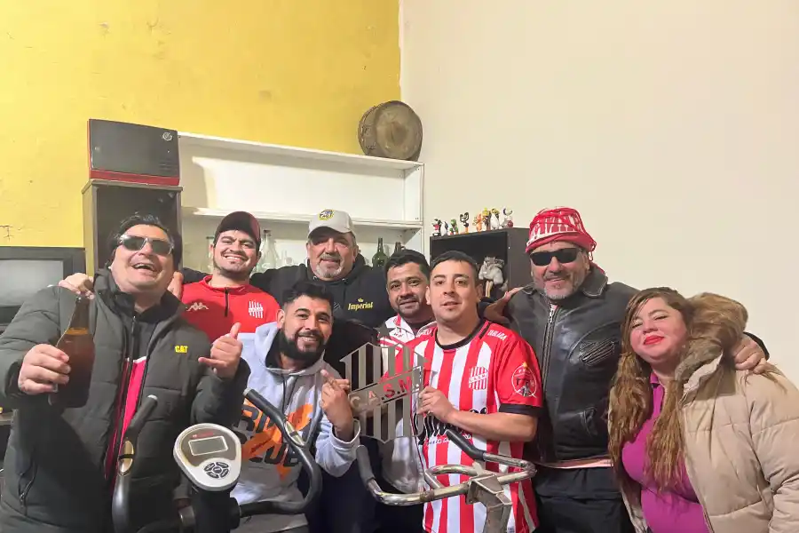 Un sueño que no se apaga: la peña Mariano Campodónico pinta de rojo y blanco a Buenos Aires