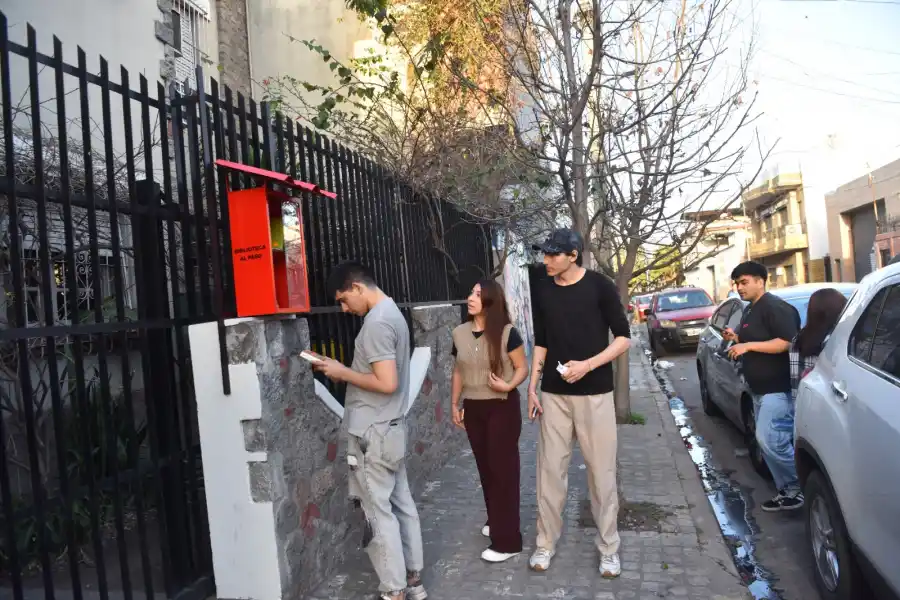UNA MIRADA. Aunque sea para ver las hojas de las obras, la gente se detiene. LA GACETA/ FOTO DE OSVALDO RIPOLL