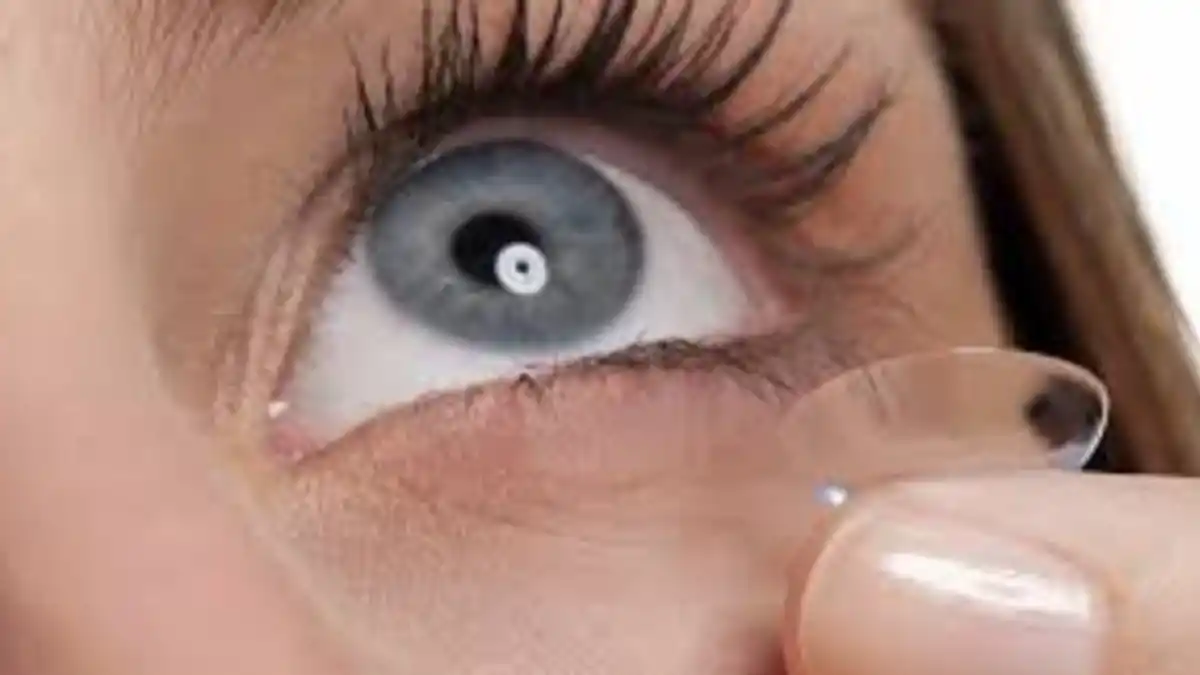 Crearon lentes de contacto que permiten ver sin luz y con los ojos cerrados: cómo funcionan