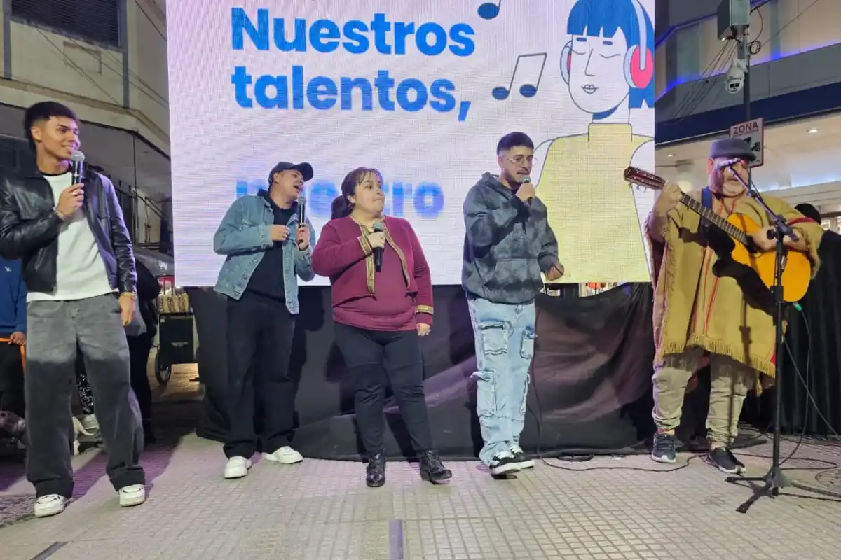 Los tucumanos de La Voz Argentina dieron un show musical en la peatonal