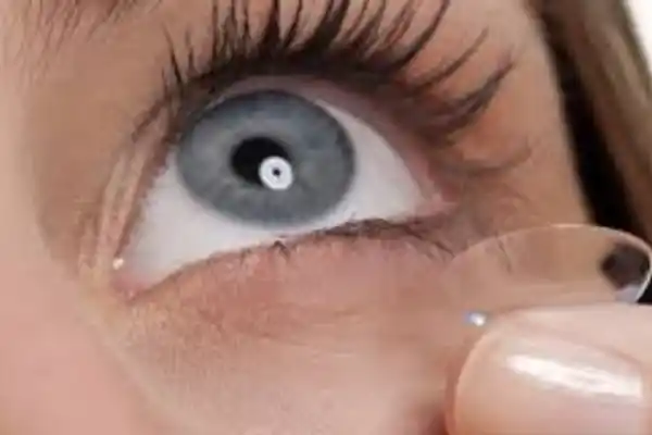 Crearon lentes de contacto que permiten ver sin luz y con los ojos