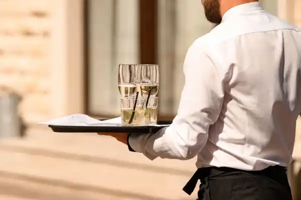 ¿Buscas trabajo en España? Se necesitan 50 camareros/as para servicio de catering en Alcora