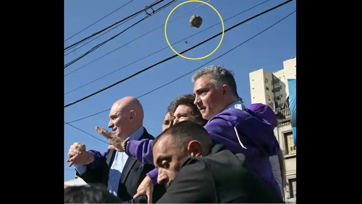 Adorni mostró la foto de una roca arrojada contra la caravana de Milei: “Podrían haber matado a cualquiera”