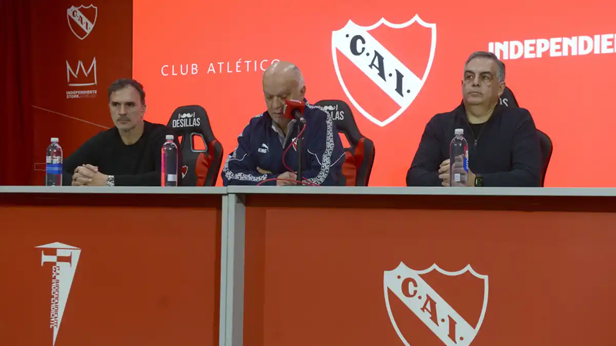 EN DEFENSA DEL ROJO. Néstor Grindetti, acompañado por Daniel Seoane y Carlos Montaña, expuso los argumentos de Independiente ante los incidentes con la U de Chile.
