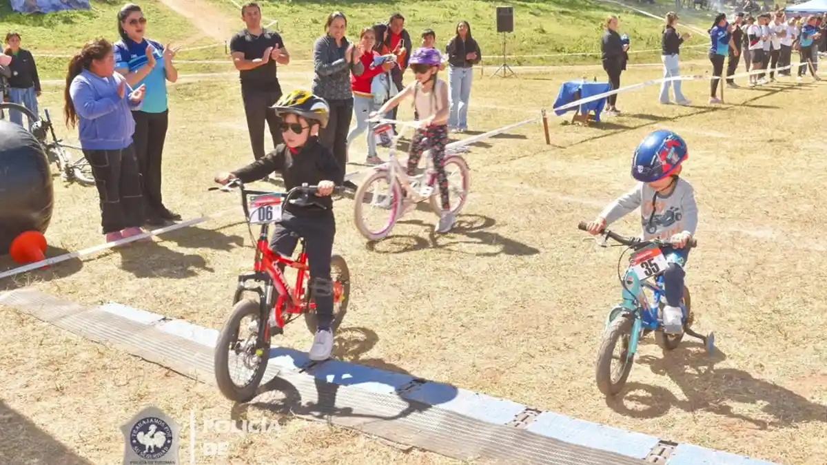 FUTURO SOBRE PEDALES. Los chicos de la zona y los hijos de policías disfrutaron de la competencia infantil.