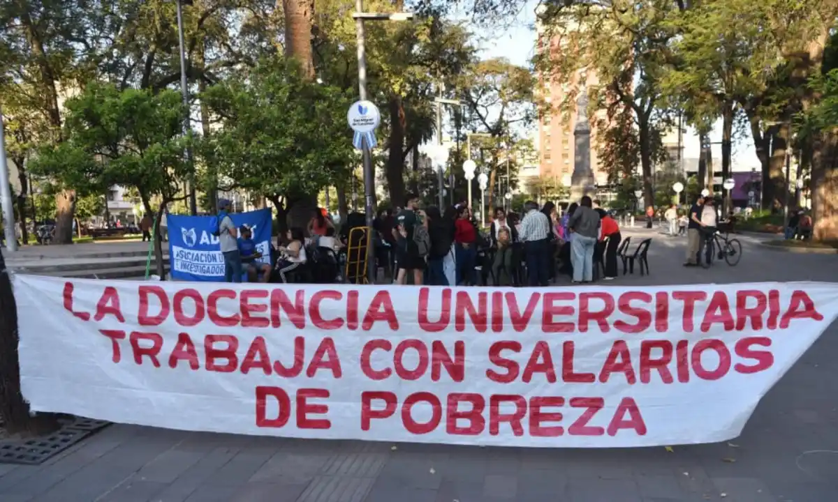 RECLAMO. Adiunt convocó a una clase pública en la plaza Independencia.