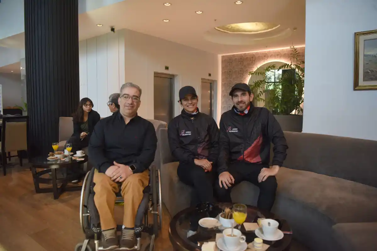 EXPECTANTES. Facundo Álvarez Villamil posa junto a Cristian Juárez, ganador de uno de los sortes de Saucony.