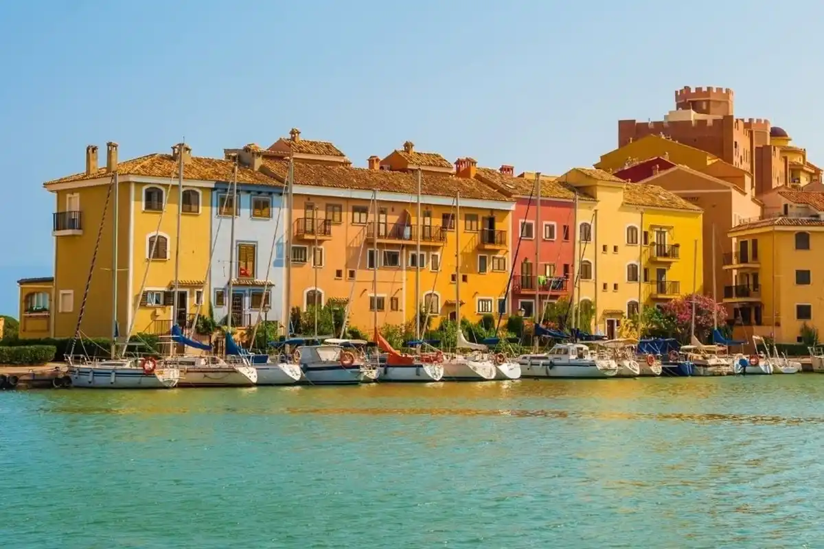 La “pequeña Venecia” de Valencia: Port Saplaya, un puerto con canales, casas coloridas y playa