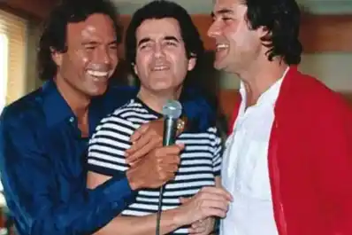La música española de luto: Julio Iglesias se despide de Manuel de la Calva, del mítico Dúo Dinámico