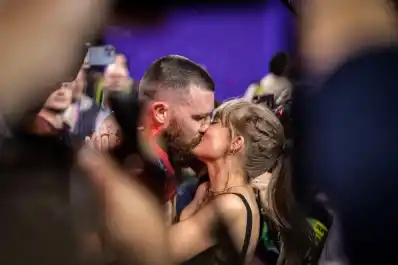 Así fue el primer beso público de Taylor Swift y Travis Kelce en Buenos Aires