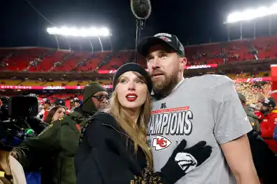 Cómo comenzó el romance de Taylor Swift y Travis Kelce: de la pulsera de la amistad al anillo de compromiso