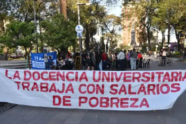 En defensa de la universidad pública: clases y movilización en la plaza Independencia