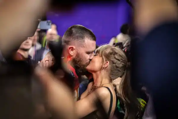 Así fue el primer beso público de Taylor Swift y Travis Kelce en Buenos Aires