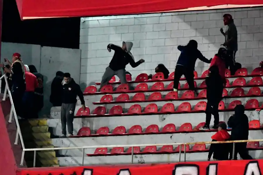 CAOS EN AVELLANEDA. La noche de Copa Sudamericana terminó suspendida por los incidentes provocados en la tribuna visitante.