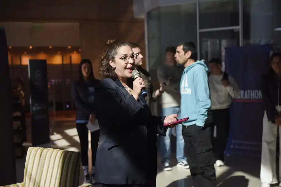 EMOCIÓN. Alejandra Barros, gerente de marketing de LA GACETA, se encargó de presentar el evento.