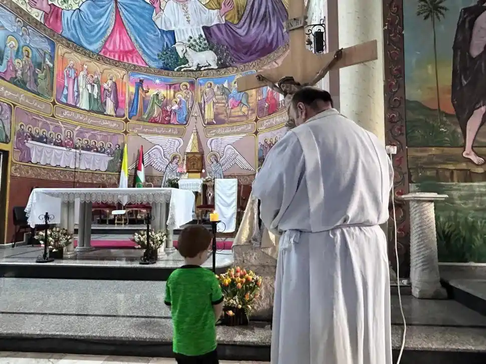 MIENTRAS CAEN LAS BOMBAS. En la Sagrada Familia, única iglesia católica de Gaza, se sigue dando misa.