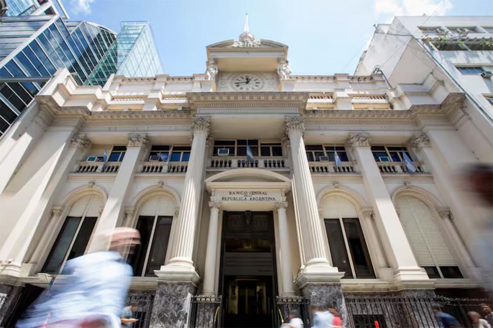 El Banco Central restringió la operatoria bancaria en dólares para contener la presión cambiaria