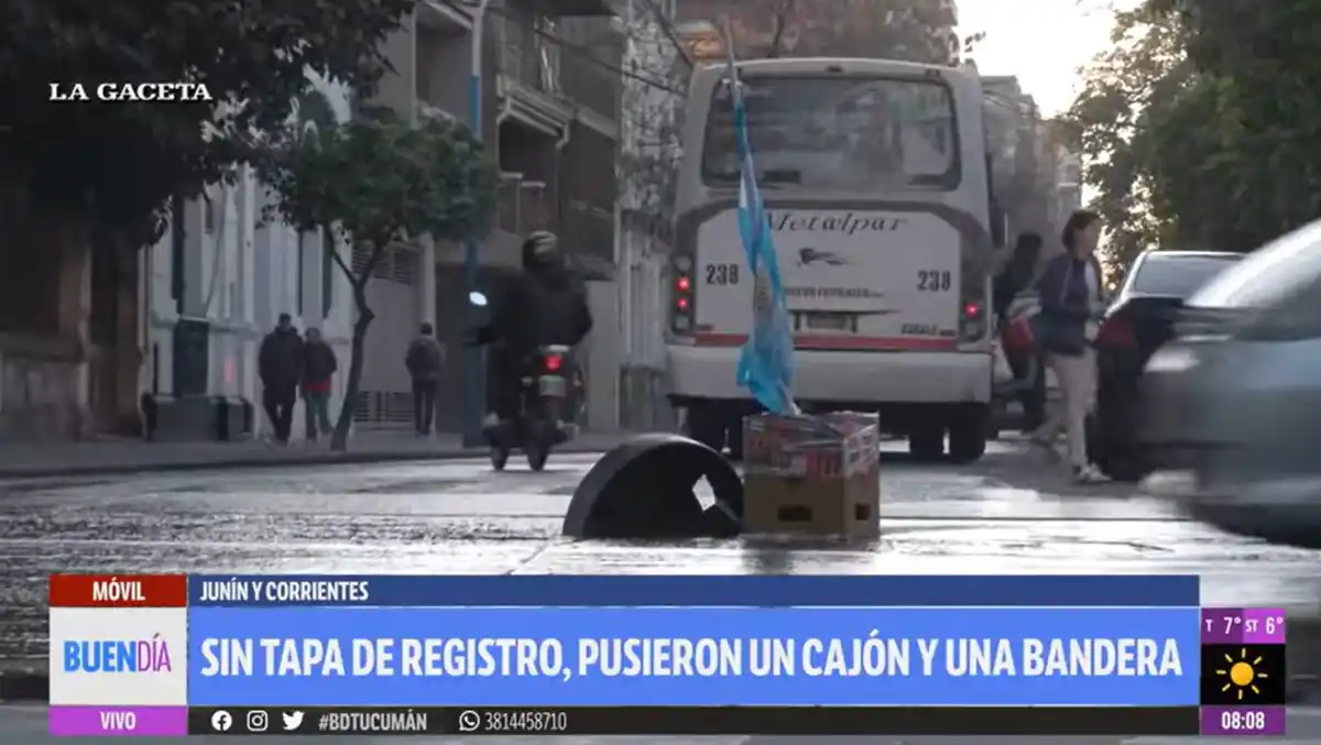 Improvisación en Barrio Norte: una tapa mal colocada obligó a los vecinos a armar su propia señal de tránsito