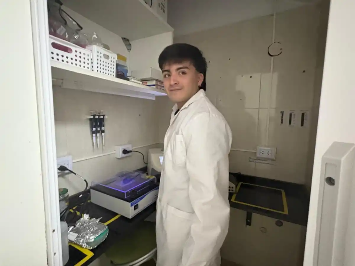 EN EL CUARTO. Lucas Gallo (23, cuarto año de Bioquímica) se incorporó al Immca en mayo como agregado estudiantil. / VICTORIA REINOSO, LA GACETA