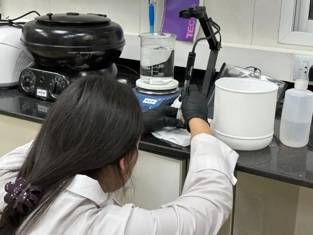 HACIENDO PRUEBAS. Lourdes Agustina Henzelmann (23, quinto año de Biotecnología) desarrolla su tesina centrada en Alzheimer. / VICTORIA REINOSO, LA GACETA