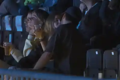 Gerard Piqué y Clara Chía, muy cariñosos: el romántico beso en público que aviva los rumores de compromiso