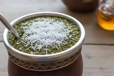 Por qué recomiendan ponerle coco rallado al mate: no es solo por el sabor