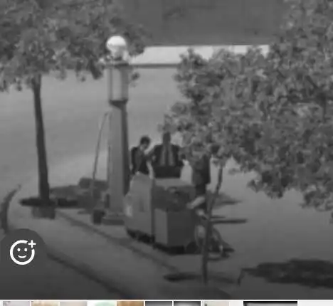 Recuerdos fotográficos: Años 30. Surtidores de combustible en las veredas de la plaza