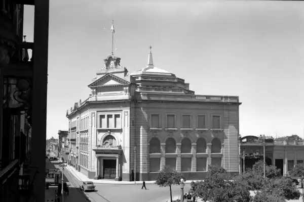 Recuerdos fotográficos: Años 30. Surtidores de combustible en las veredas de la plaza