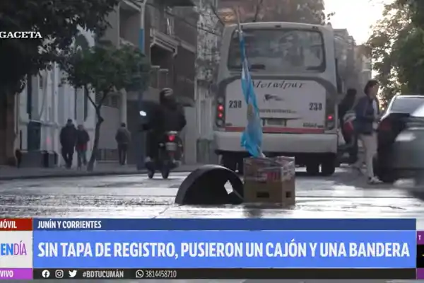 Improvisación en Barrio Norte: una tapa mal colocada obligó a los vecinos a armar su propia señal de tránsito